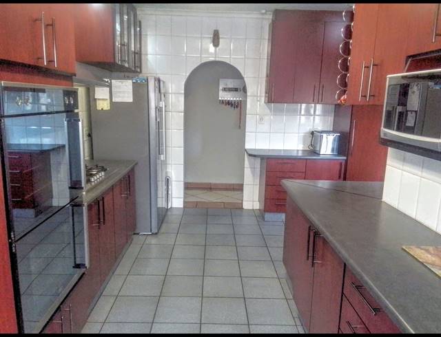 4 BEDROOM FREEHOLD FOR SALE IN GREENHILLS